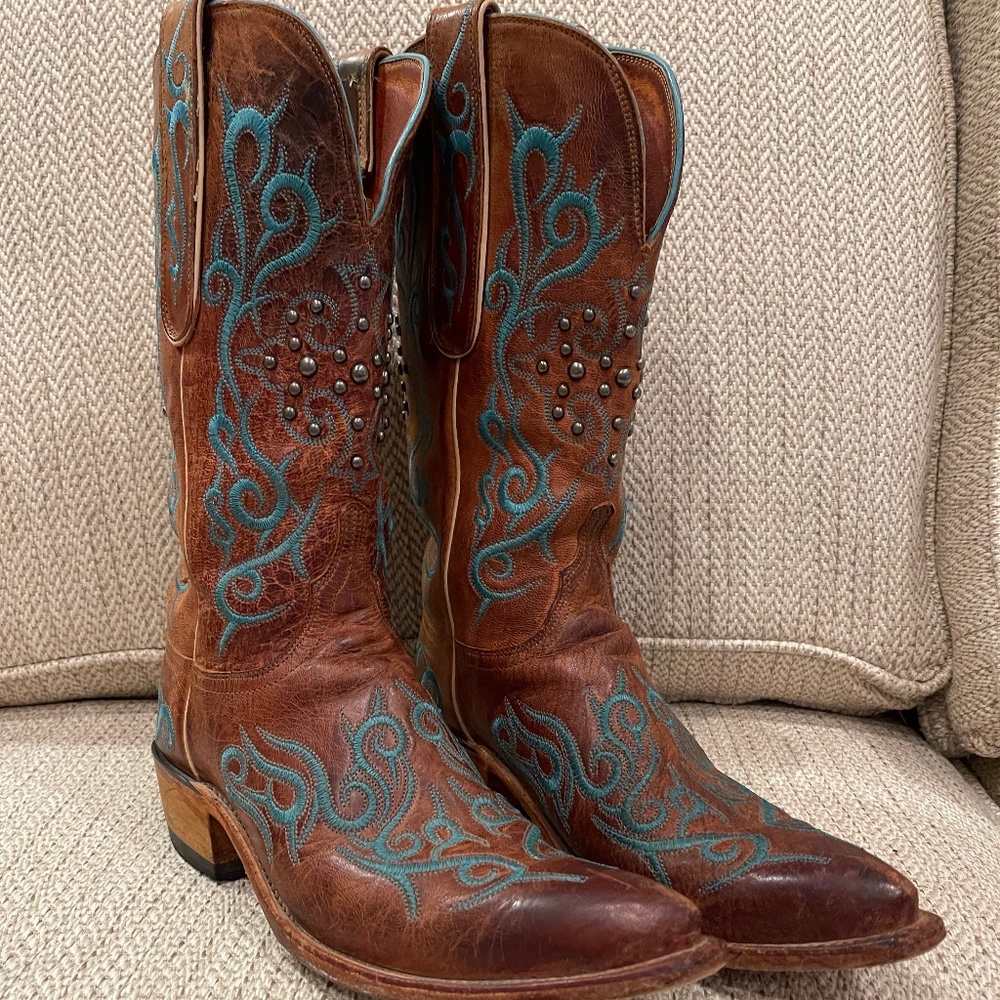 Lucchese Boots N4745 Tan leather with Turquoise thick stitching and studs. 8.5B